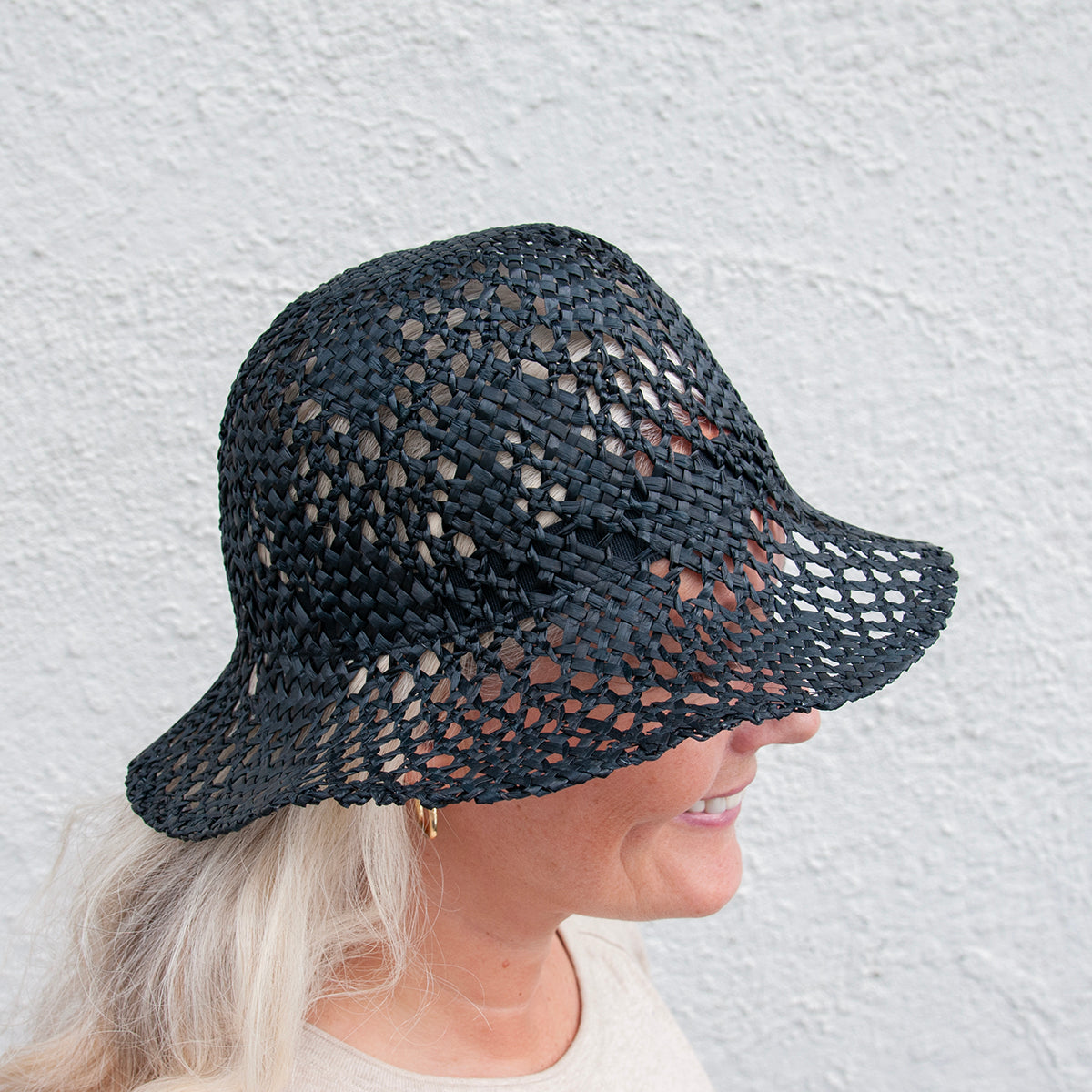 837001 Stråhatt, Stråhatt med hullmønster og liten brem - svart