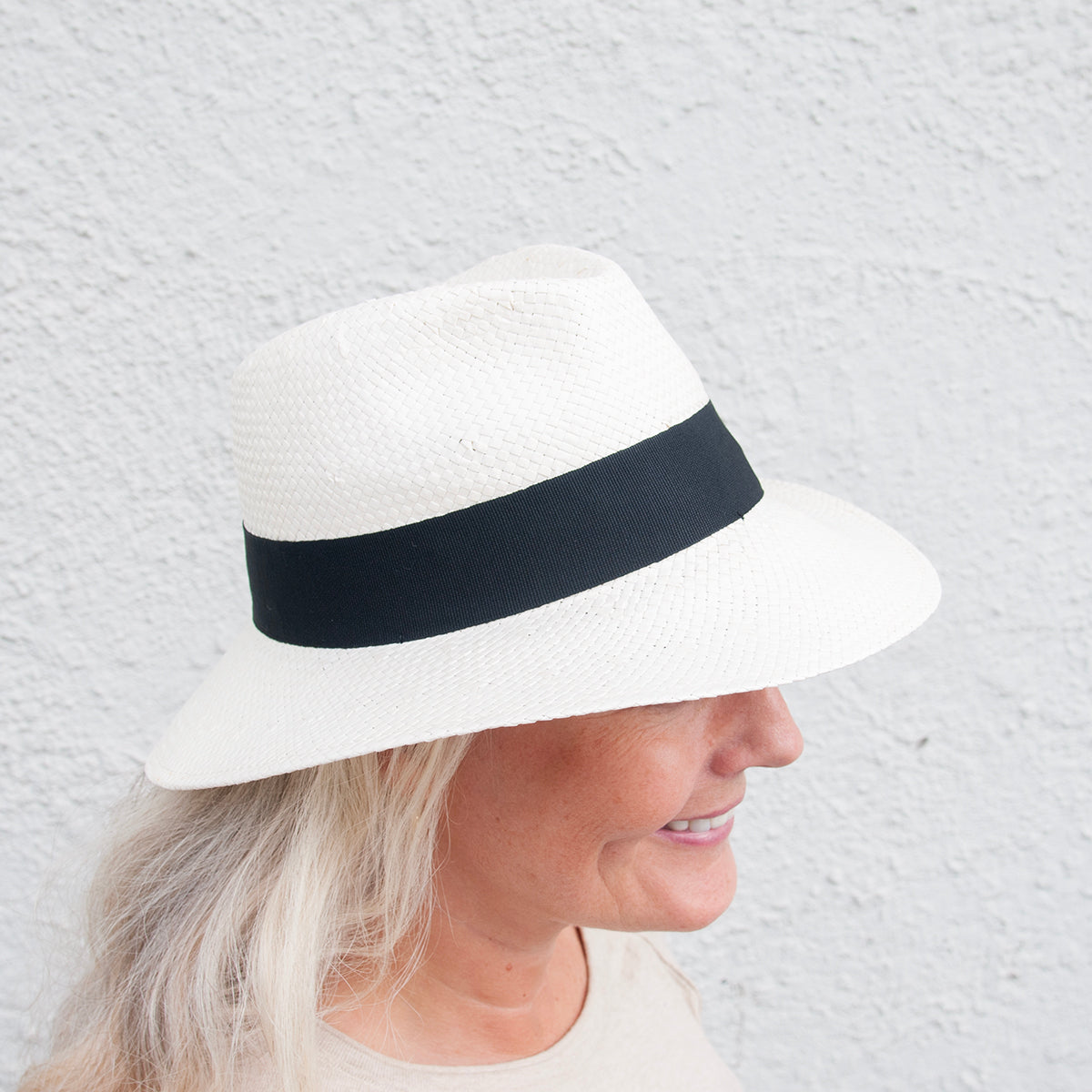 836903 Stråhatt, Hat med svart bånd - offwhite