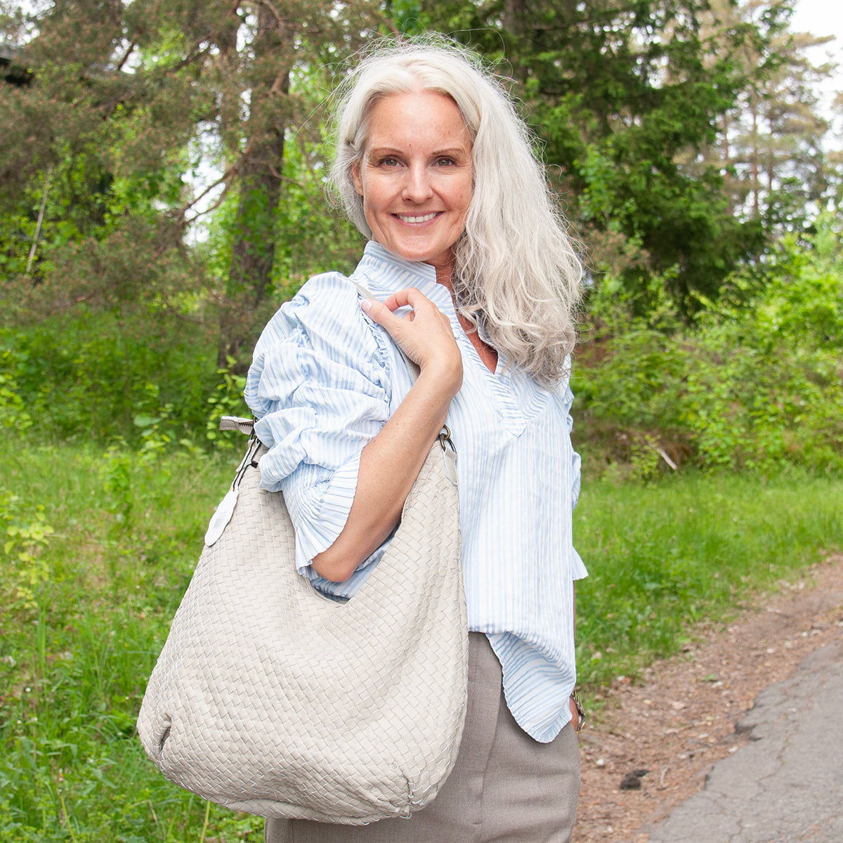 843603 Veske LOTUS stor flette bag i skinn med dobbel rem - lys beige