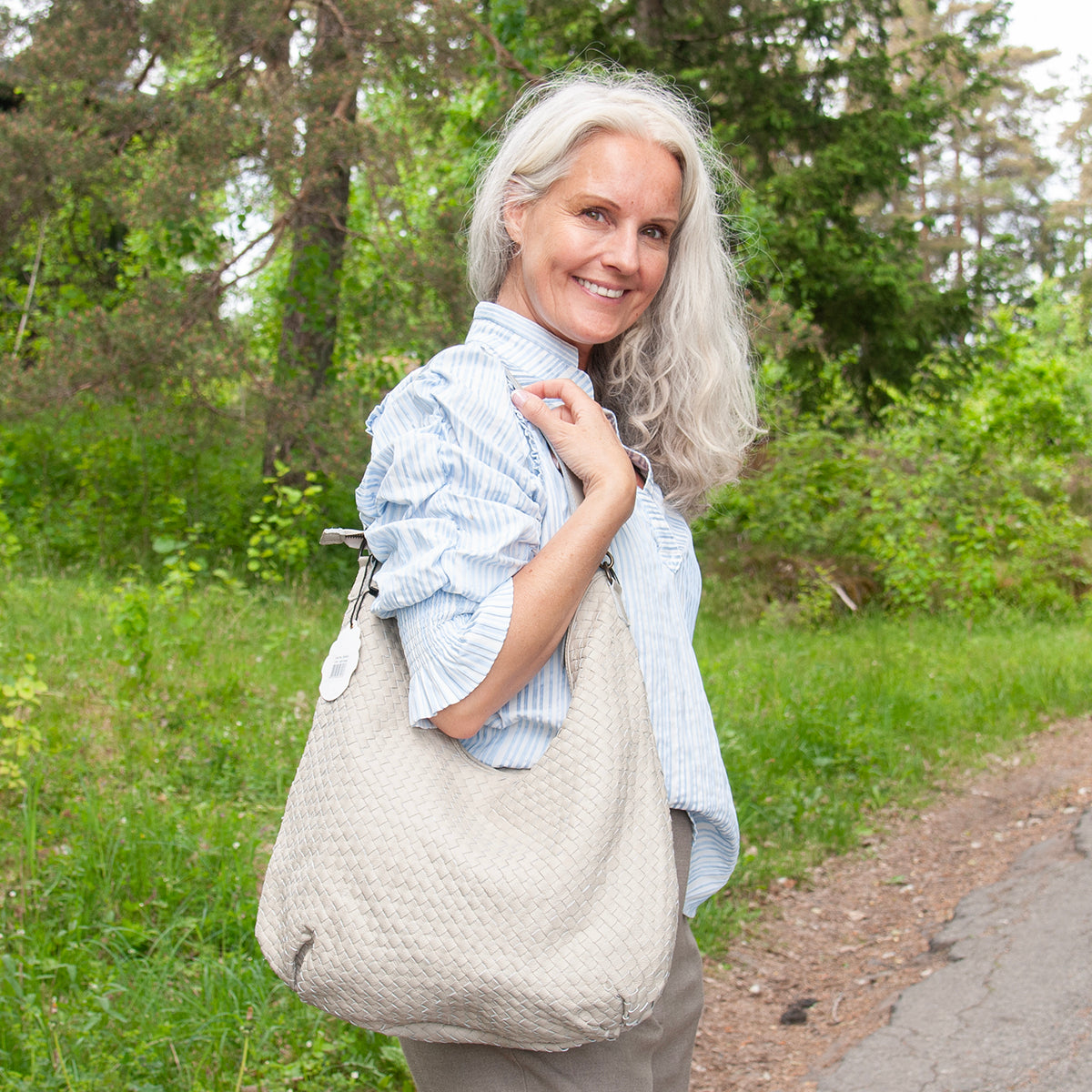 843603 Veske LOTUS stor flette bag i skinn med dobbel rem - lys beige