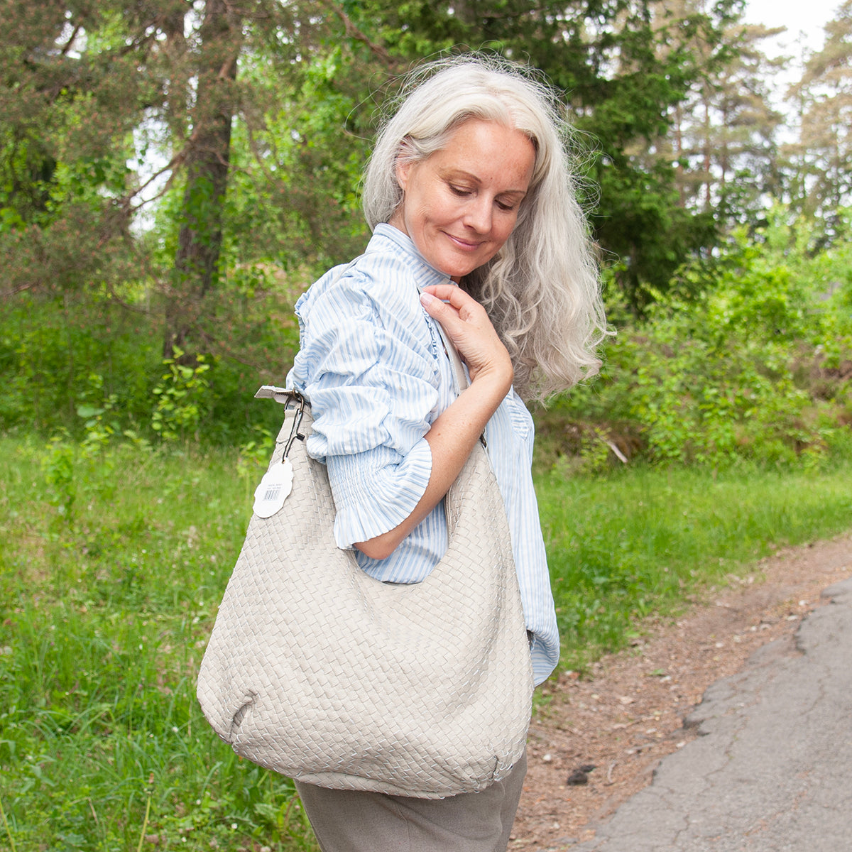 843603 Veske LOTUS stor flette bag i skinn med dobbel rem - lys beige