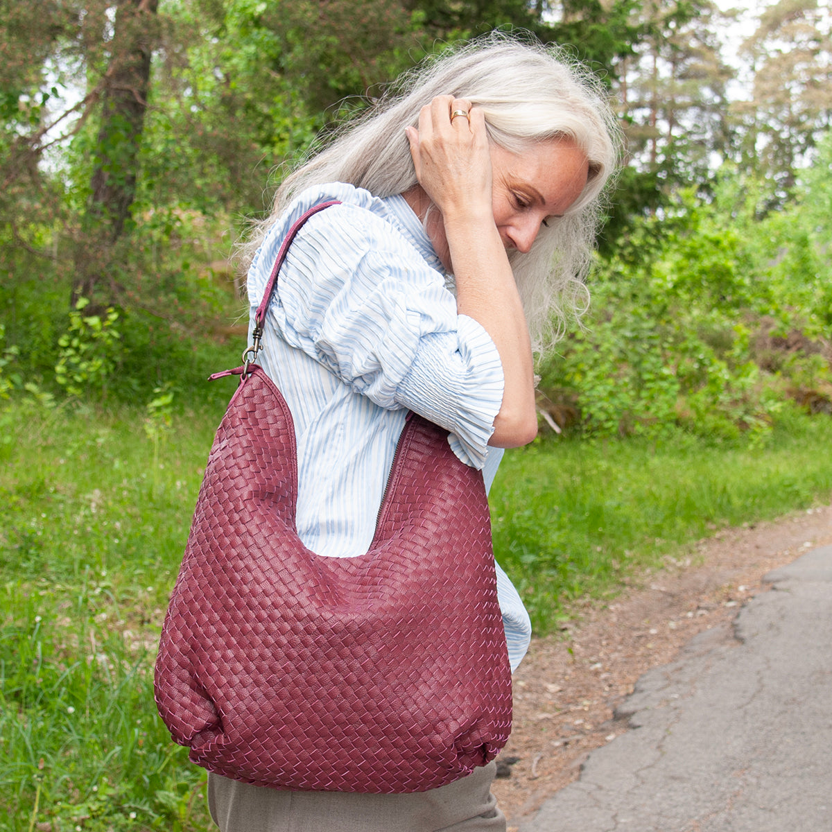 843621 Veske LOTUS stor flette bag i skinn med dobbel rem - bordeaux