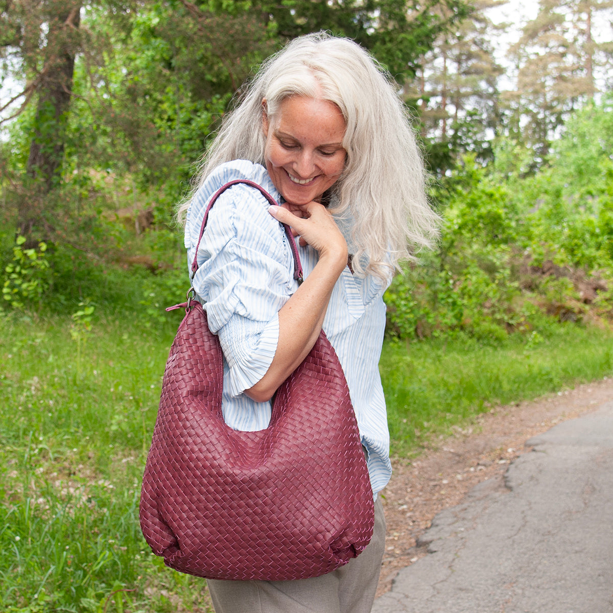 843621 Veske LOTUS stor flette bag i skinn med dobbel rem - bordeaux