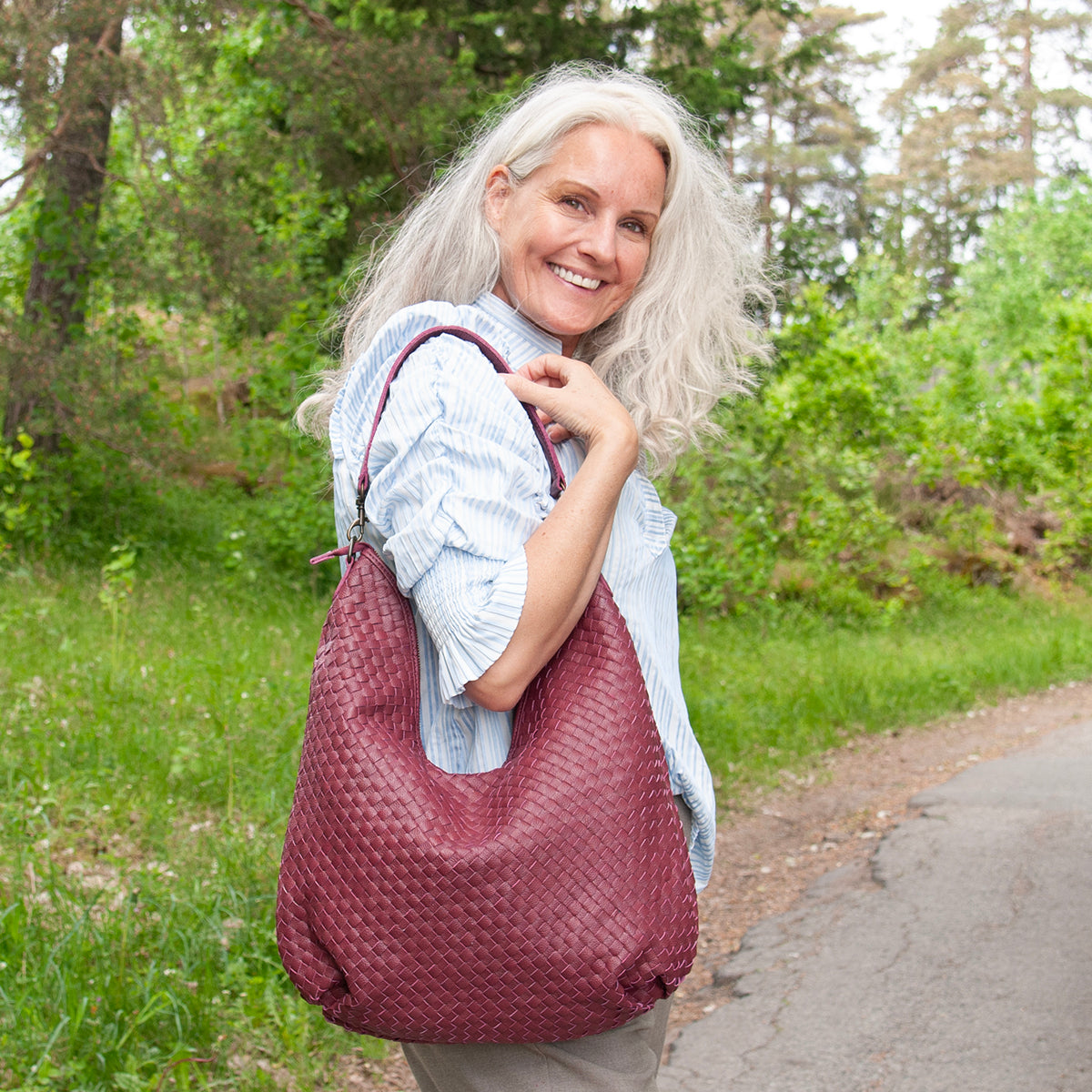 843621 Veske LOTUS stor flette bag i skinn med dobbel rem - bordeaux