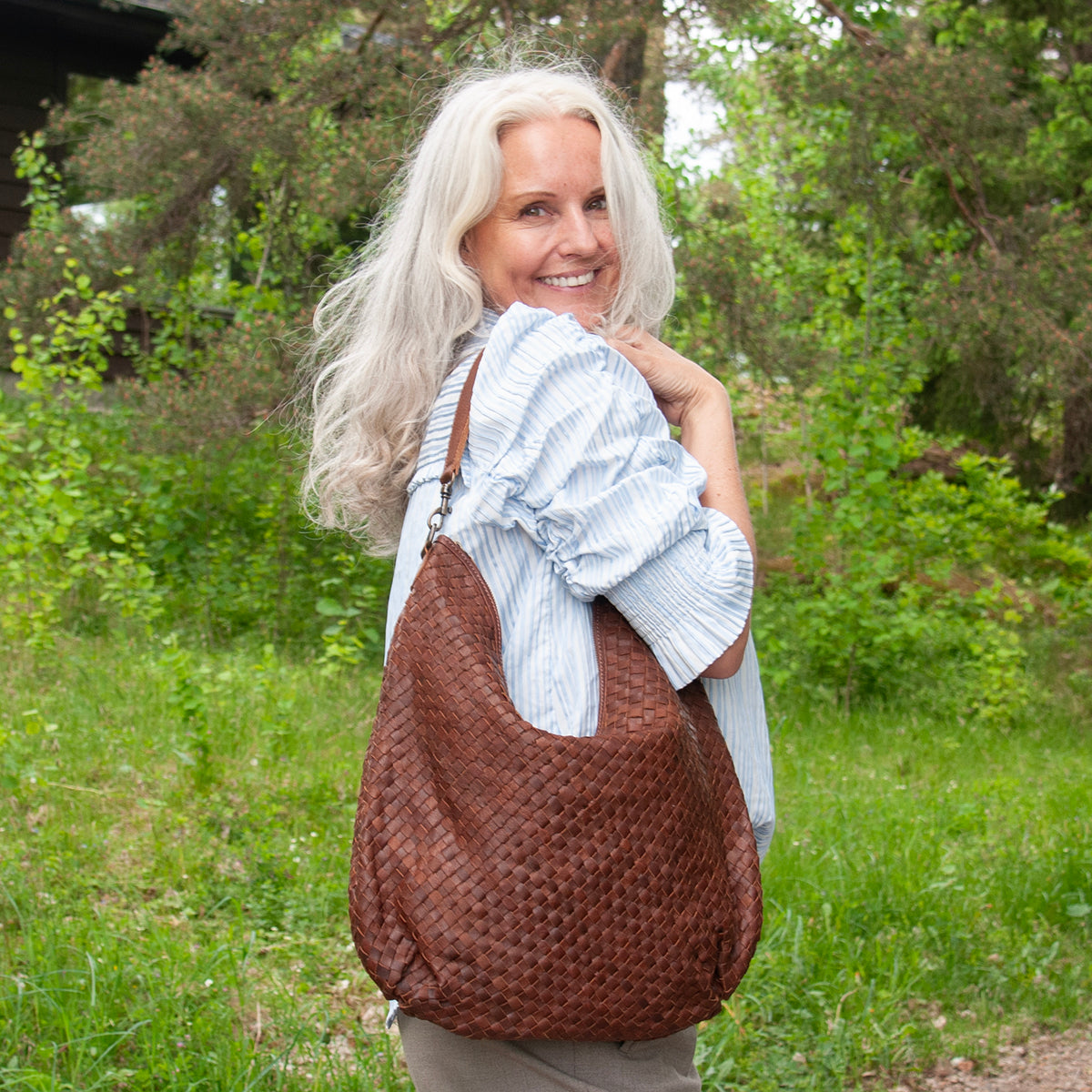 843611 Veske LOTUS stor flette bag i skinn med dobbel rem -brun