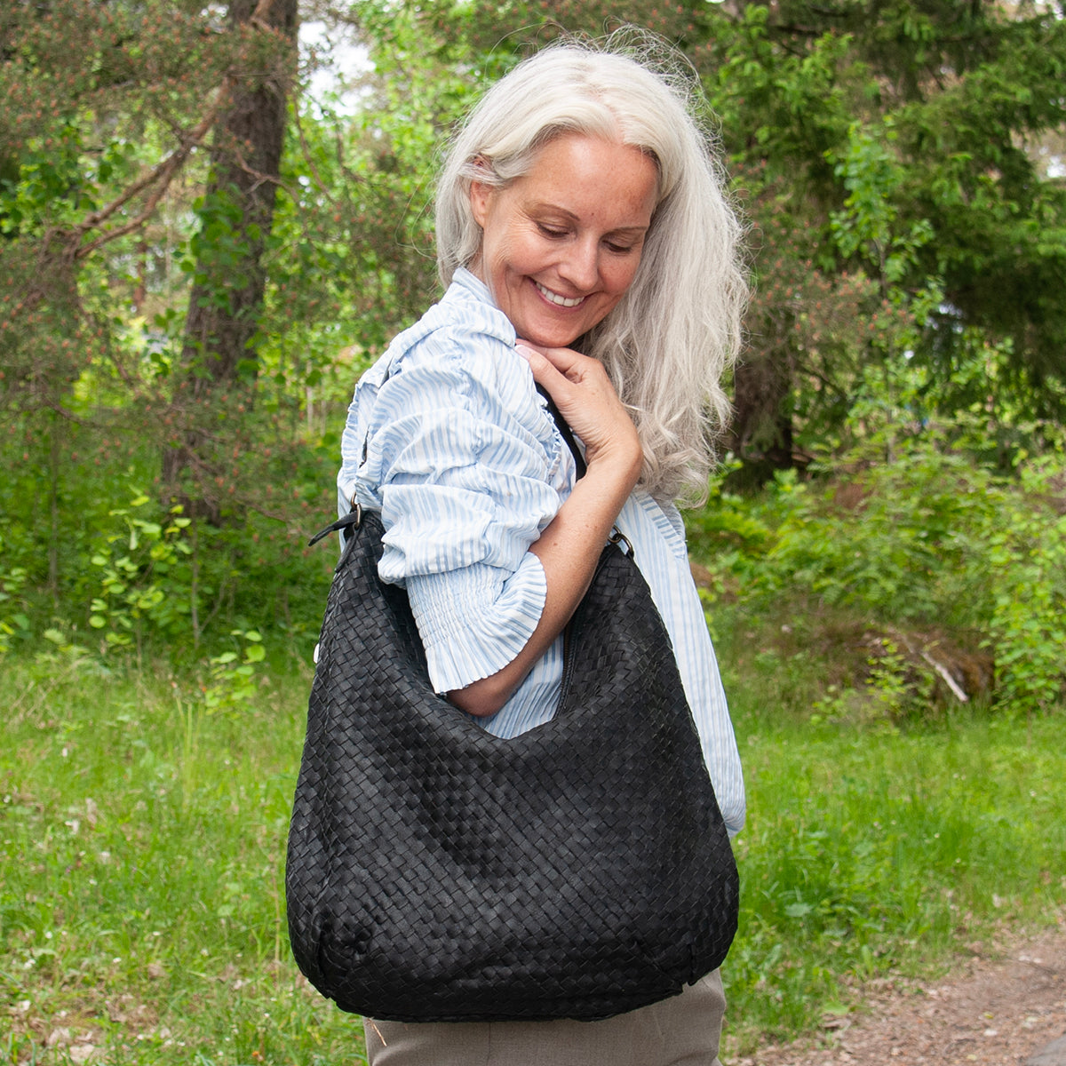 843601 Veske LOTUS stor flette bag i skinn med dobbel rem - svart