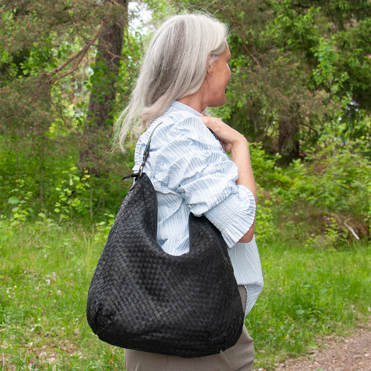 843601 Veske LOTUS stor flette bag i skinn med dobbel rem - svart