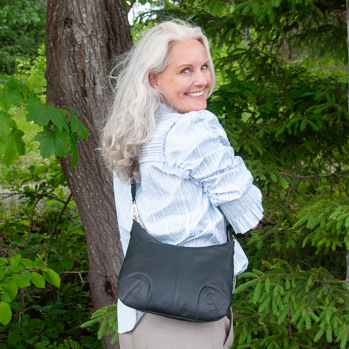 843901 Veske LØV skinn bag med dobbel skulderrem  - svart