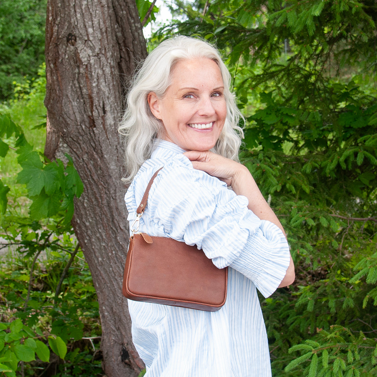 843511 Veske LIAN clutch i skinn med dobbel rem - brun