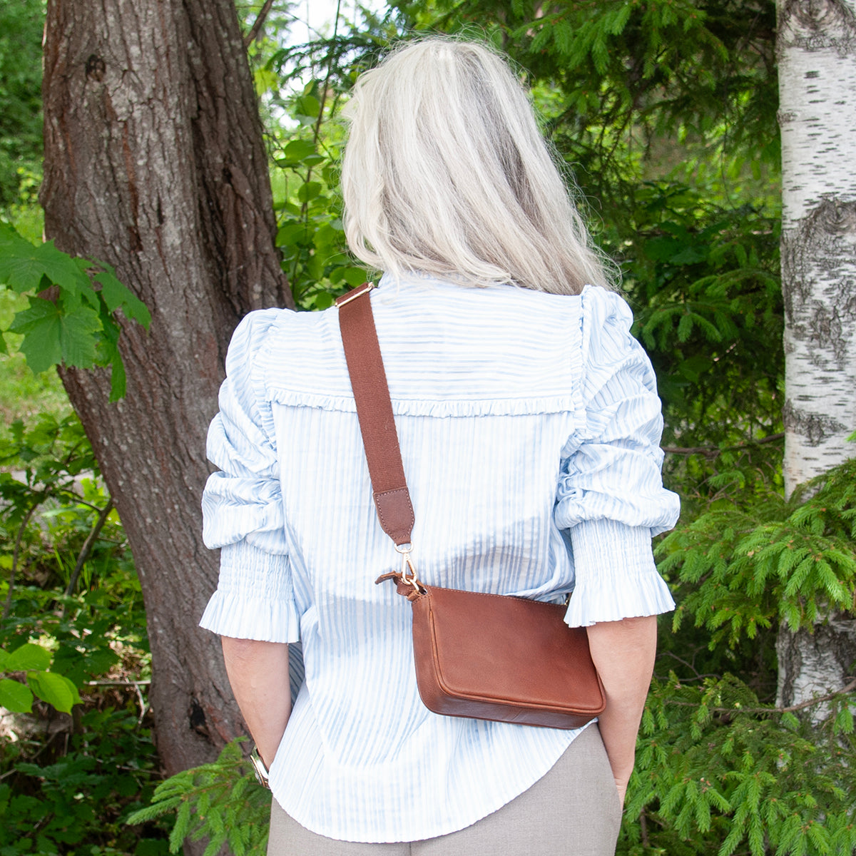 843511 Veske LIAN clutch i skinn med dobbel rem - brun