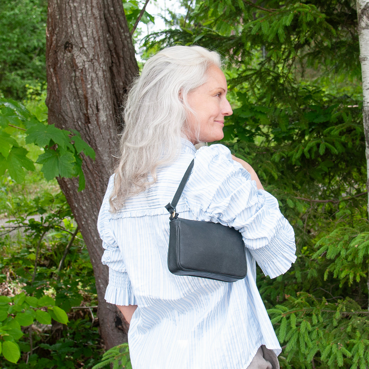 843501 Veske LIAN clutch i skinn med dobbel rem - svart