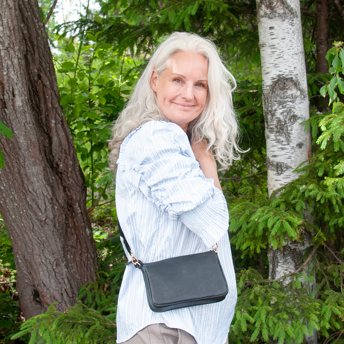 843501 Veske LIAN clutch i skinn med dobbel rem - svart