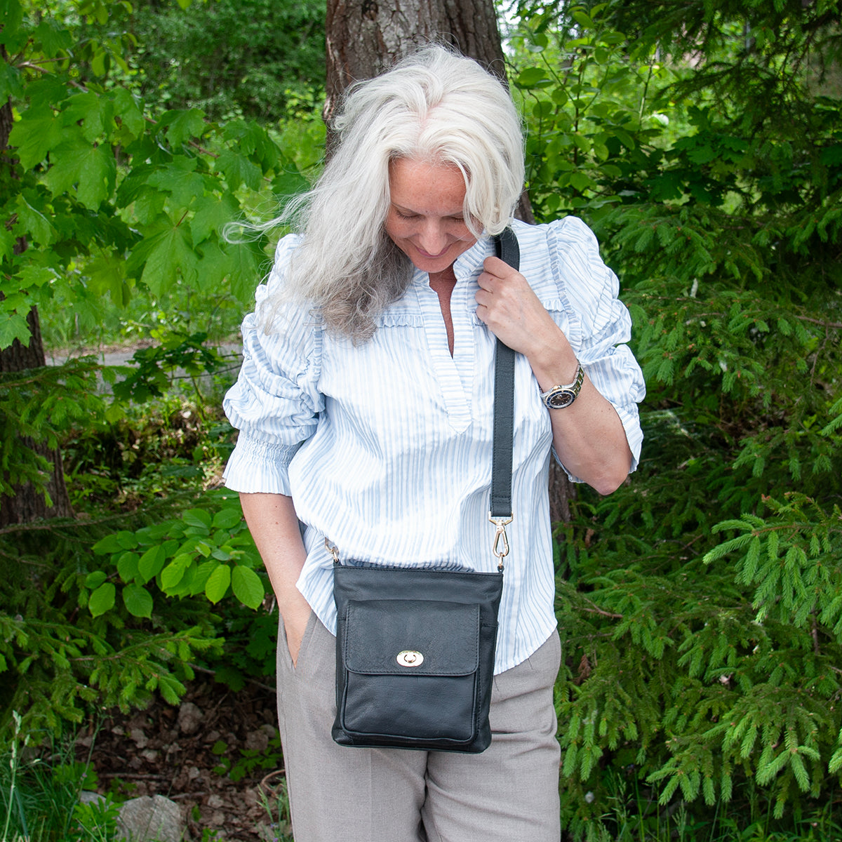 844201 Veske LUCA liten skinn crossbag med frontlomme - svart