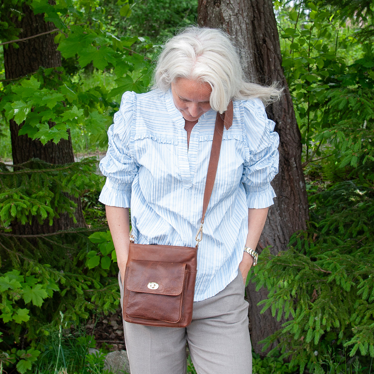 844211 Veske LUCA liten skinn crossbag med frontlomme - brun