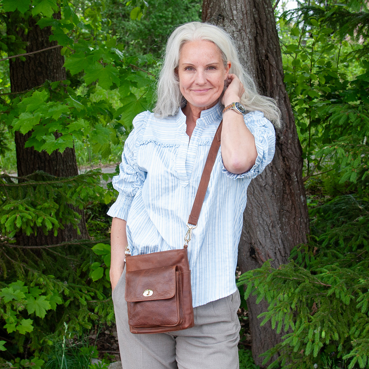 844211 Veske LUCA liten skinn crossbag med frontlomme - brun