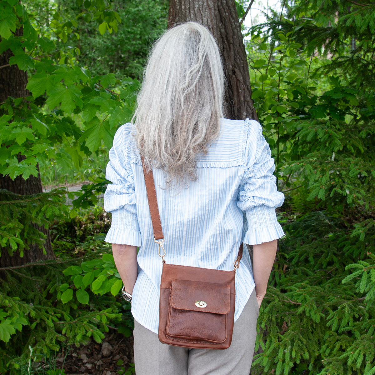 844211 Veske LUCA liten skinn crossbag med frontlomme - brun