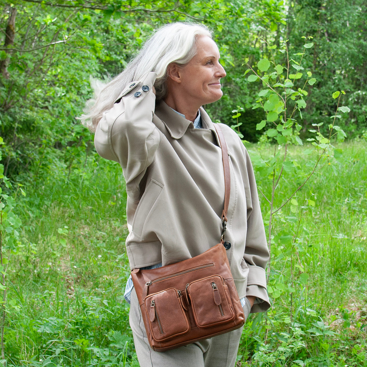 844111 Veske LINE crossbag i skinn med frontlommer - brun