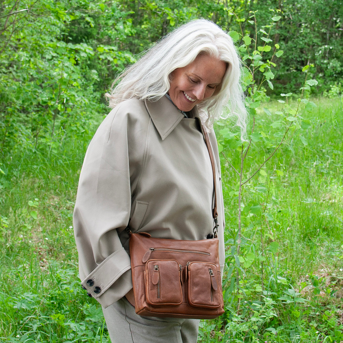 844111 Veske LINE crossbag i skinn med frontlommer - brun