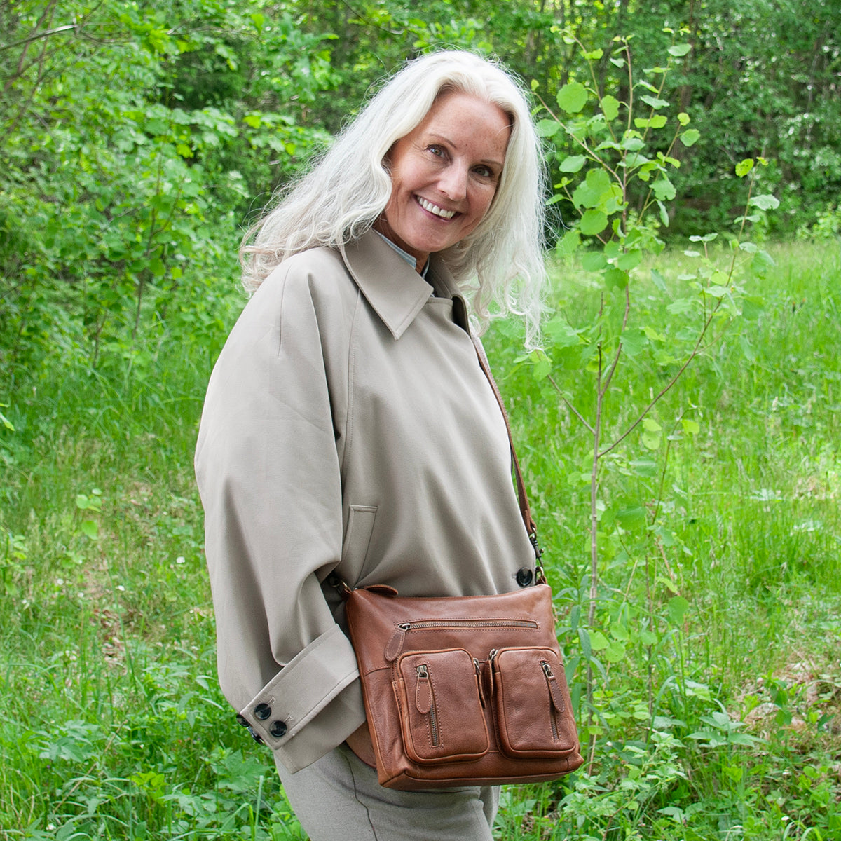 844111 Veske LINE crossbag i skinn med frontlommer - brun