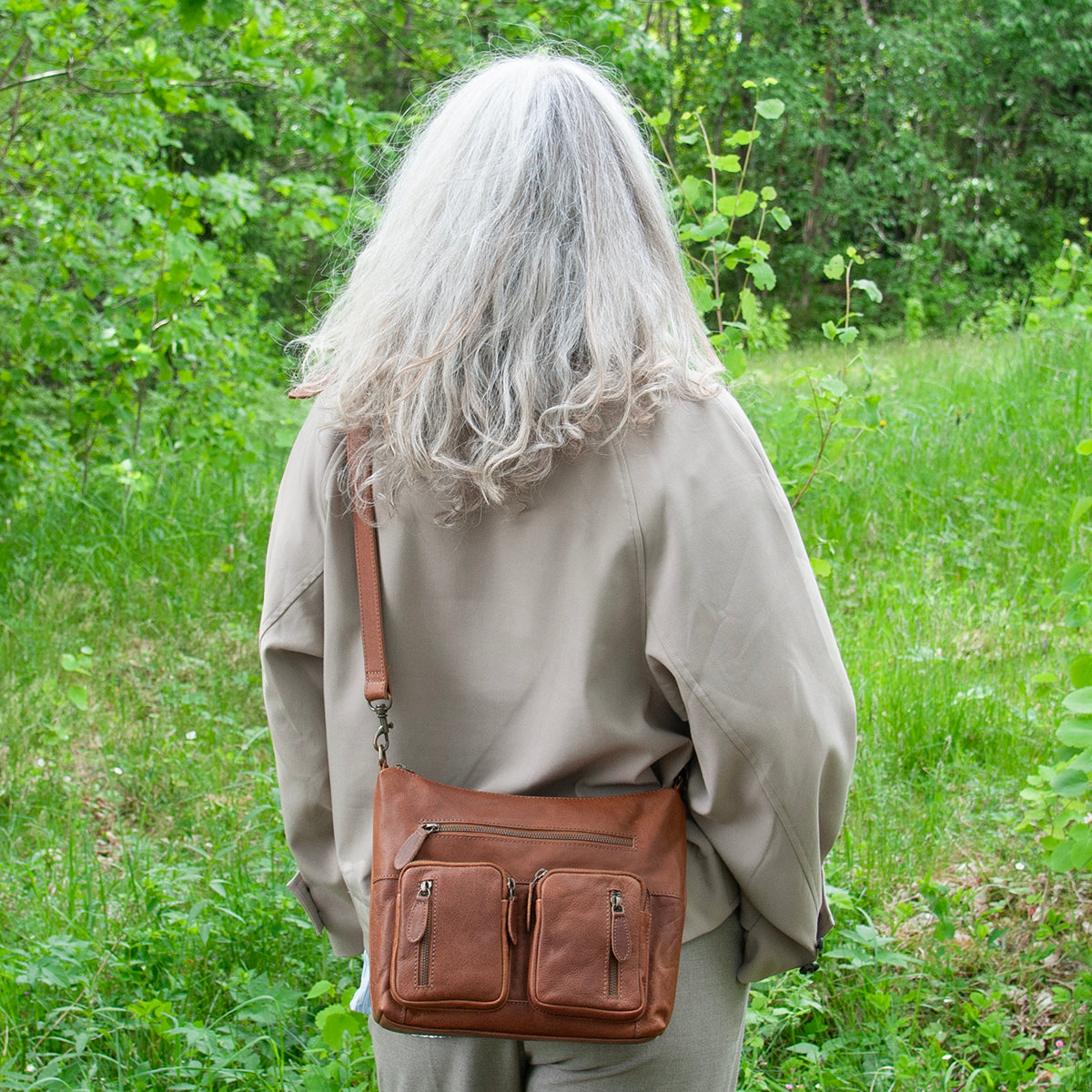 844111 Veske LINE crossbag i skinn med frontlommer - brun