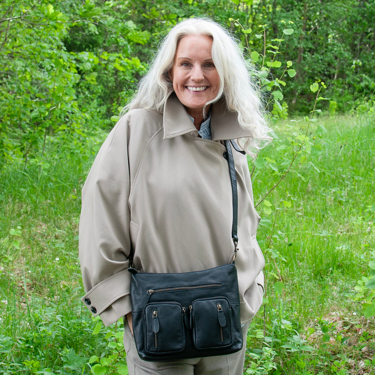 844101 Veske LINE crossbag i skinn med frontlommer - svart