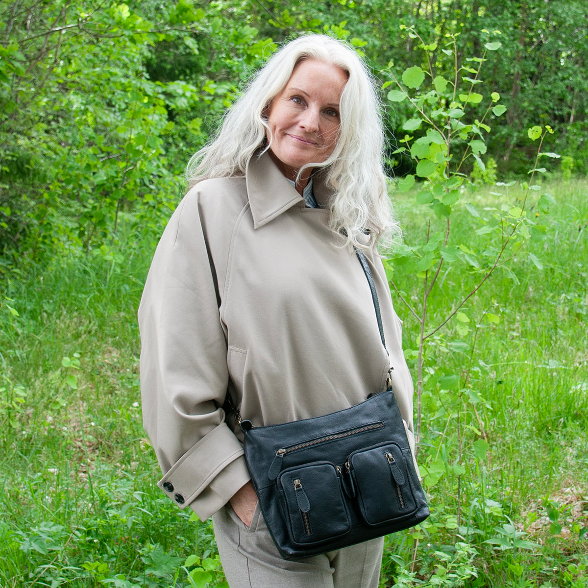 844101 Veske LINE crossbag i skinn med frontlommer - svart