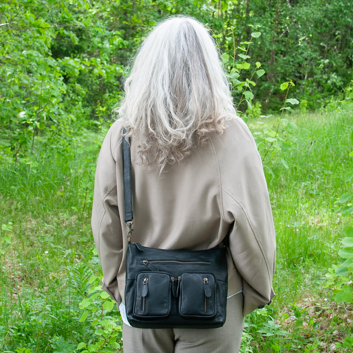 844101 Veske LINE crossbag i skinn med frontlommer - svart