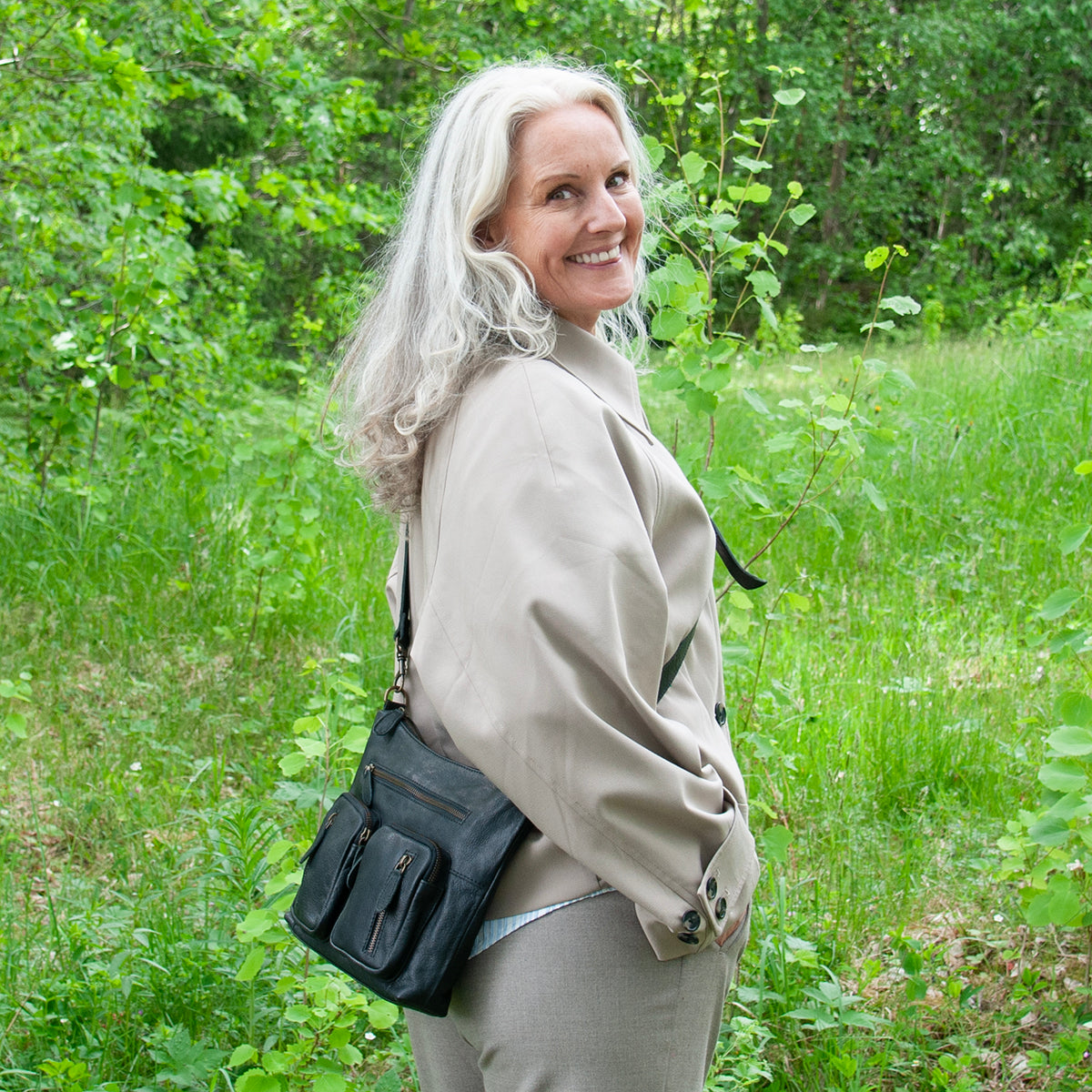 844101 Veske LINE crossbag i skinn med frontlommer - svart