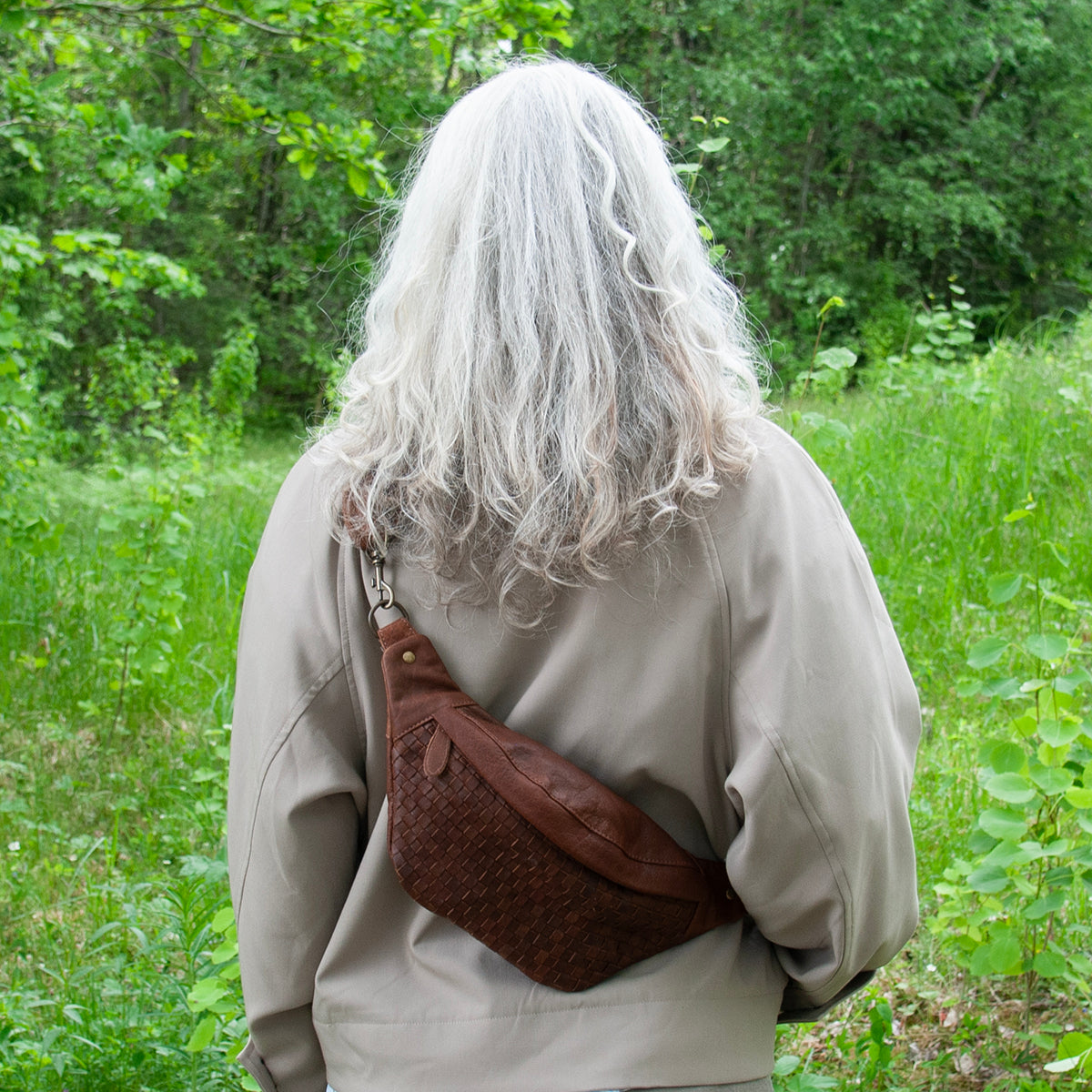 843711 Veske LUNA flette bumbag i skinn - brun