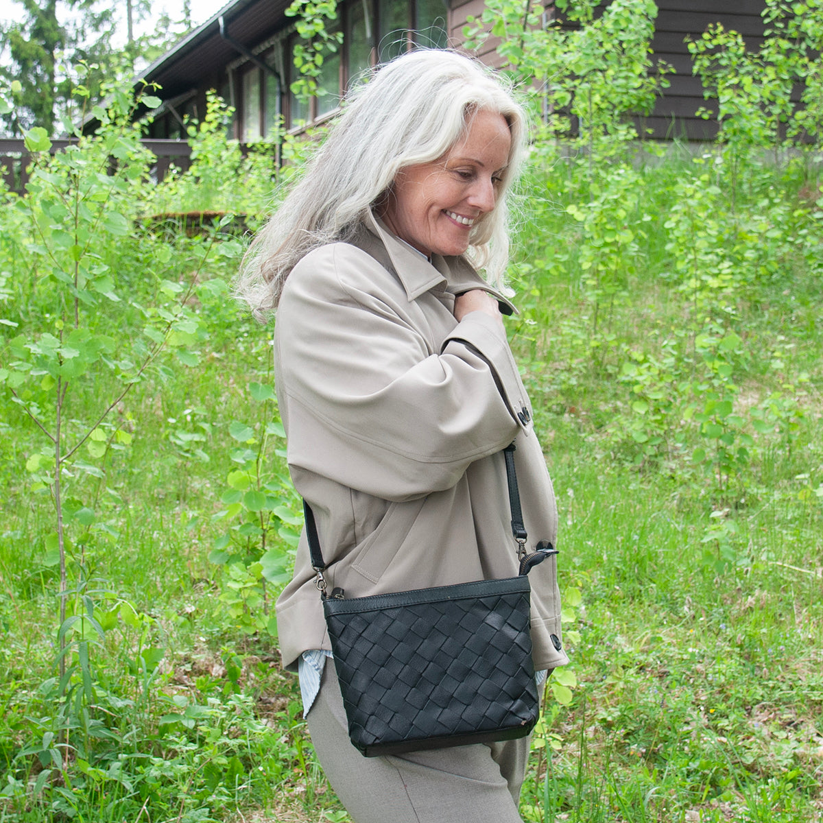 844001 Veske LALA flettet liten skinnveske - svart