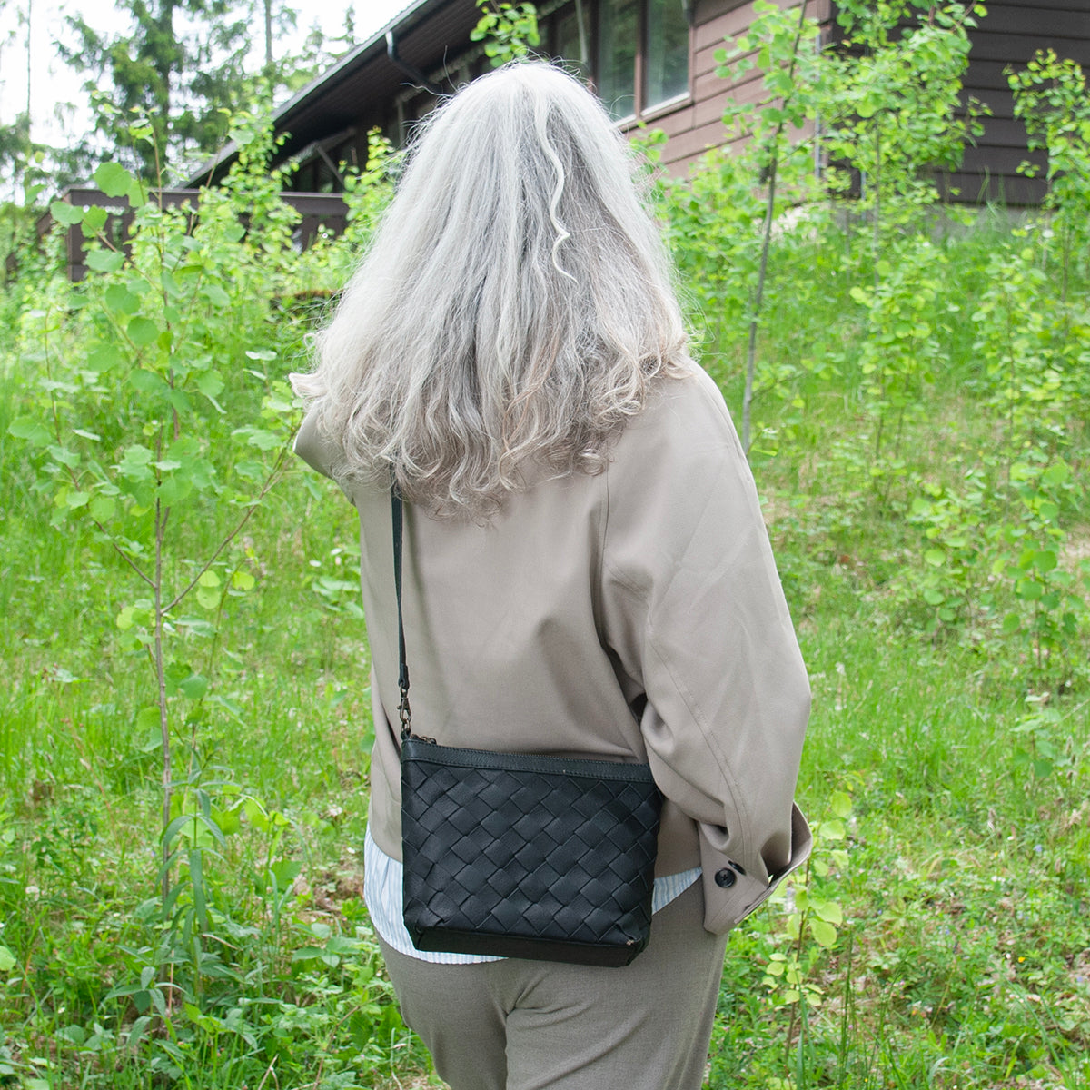 844001 Veske LALA flettet liten skinnveske - svart