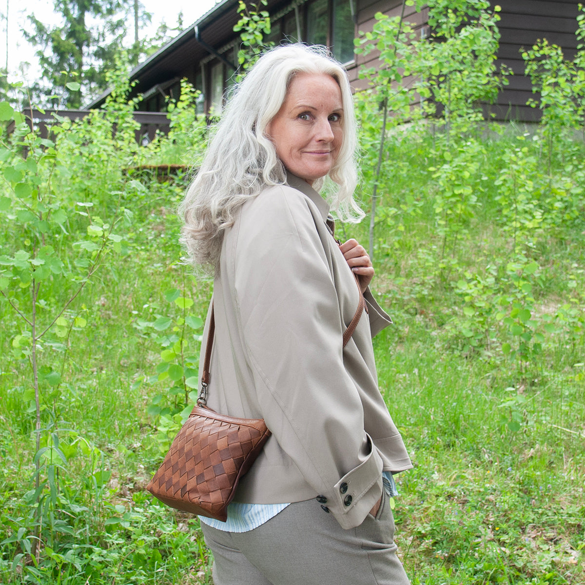 844011 Veske LALA flettet liten skinnveske - brun