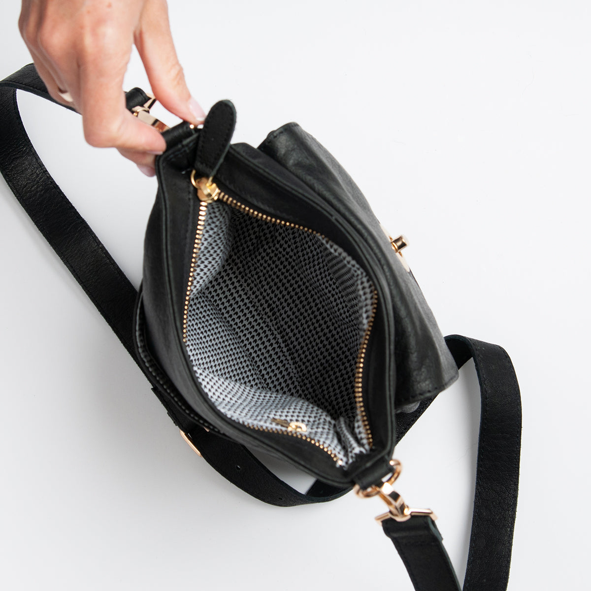 844201 Veske LUCA liten skinn crossbag med frontlomme - svart