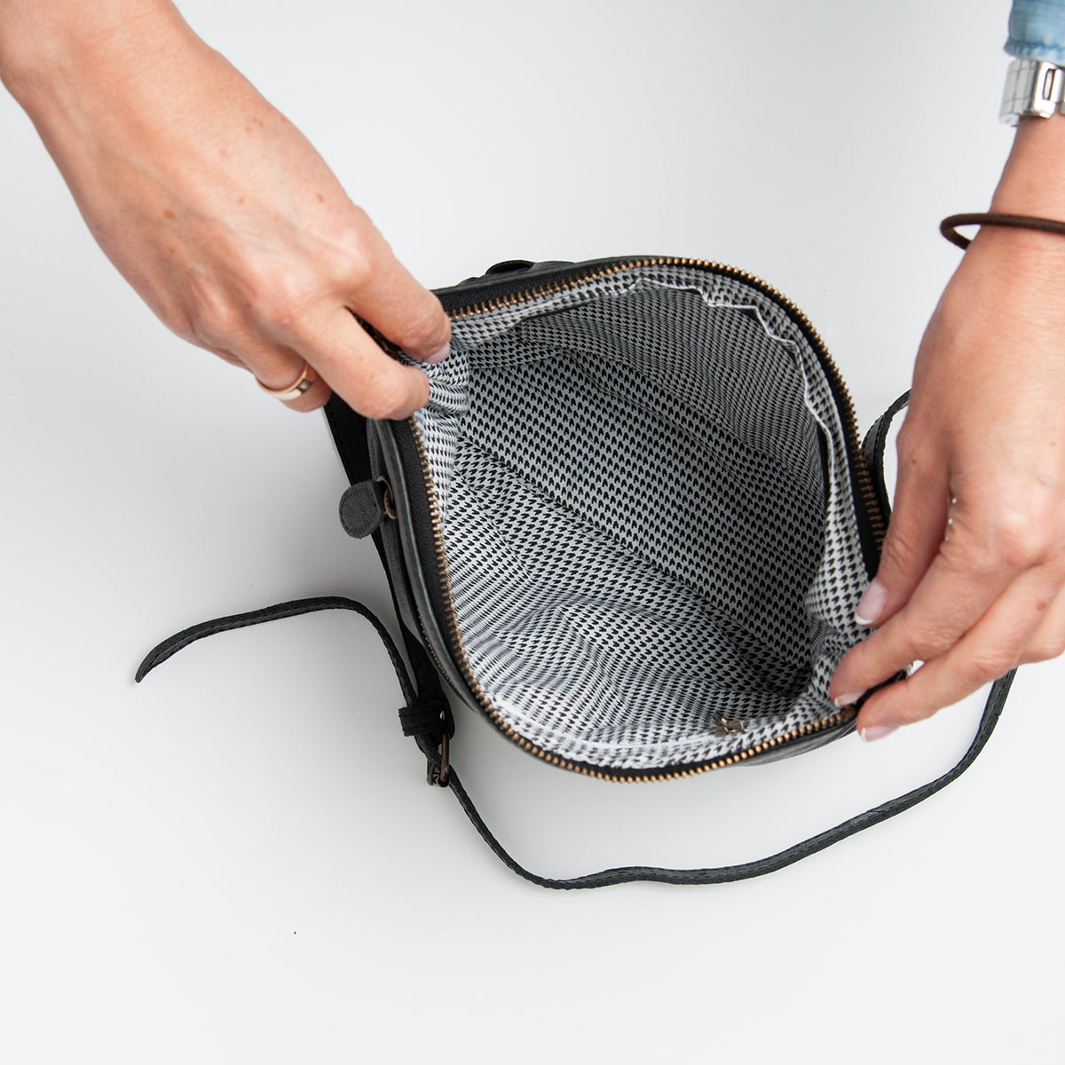 843901 Veske LØV skinn bag med dobbel skulderrem  - svart