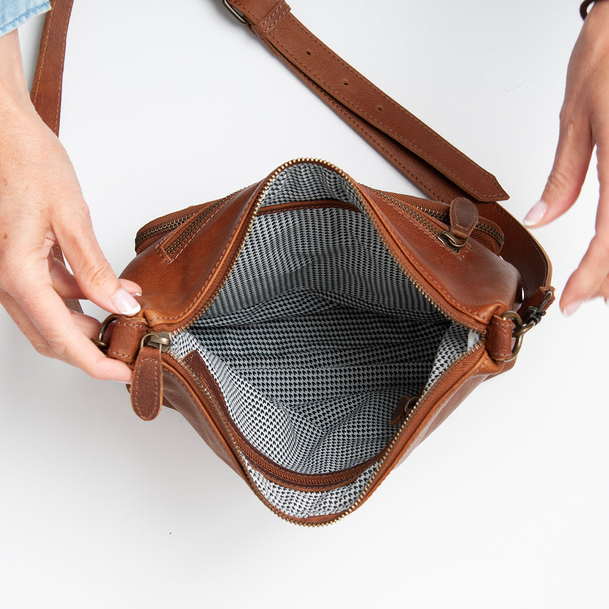 844111 Veske LINE crossbag i skinn med frontlommer - brun