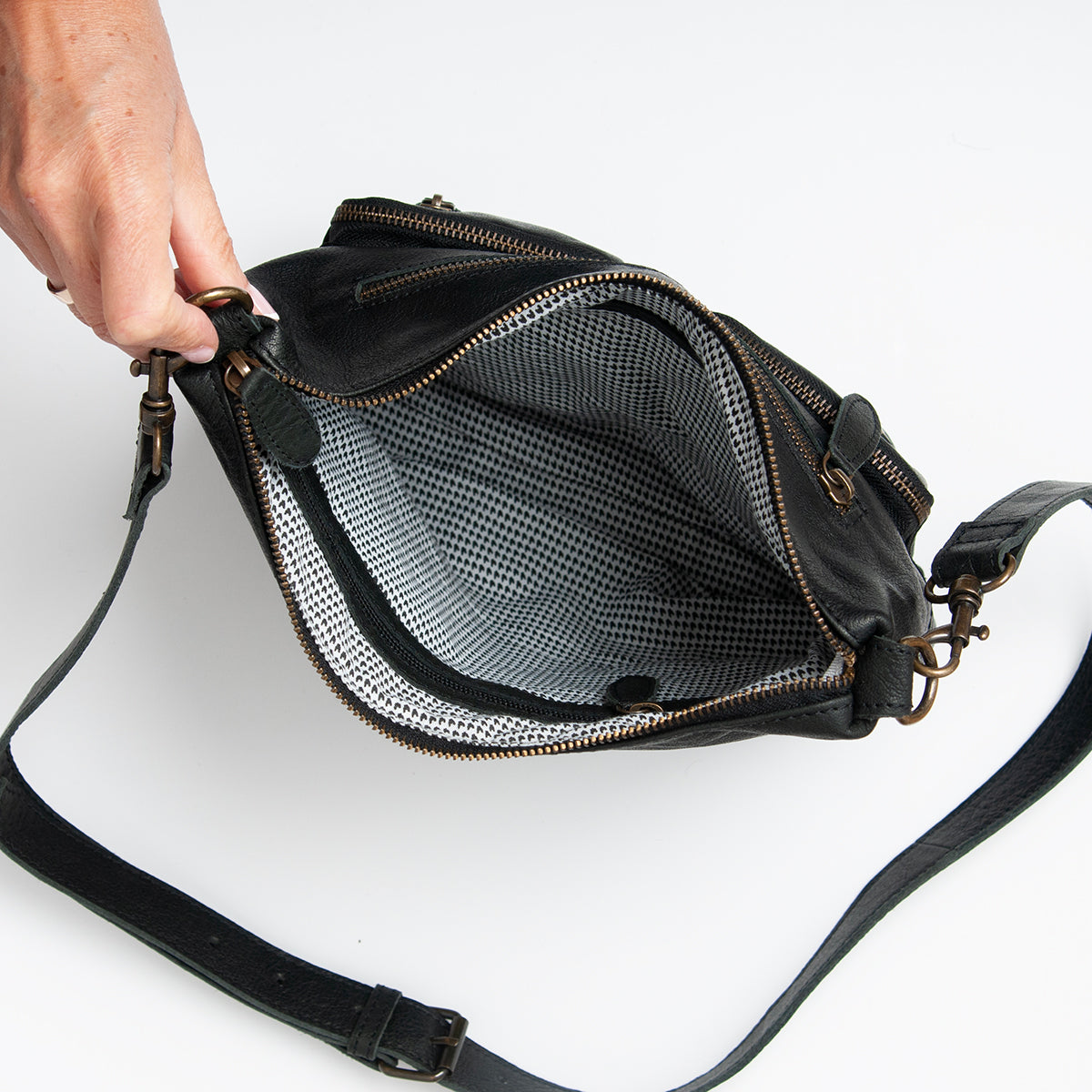 844101 Veske LINE crossbag i skinn med frontlommer - svart