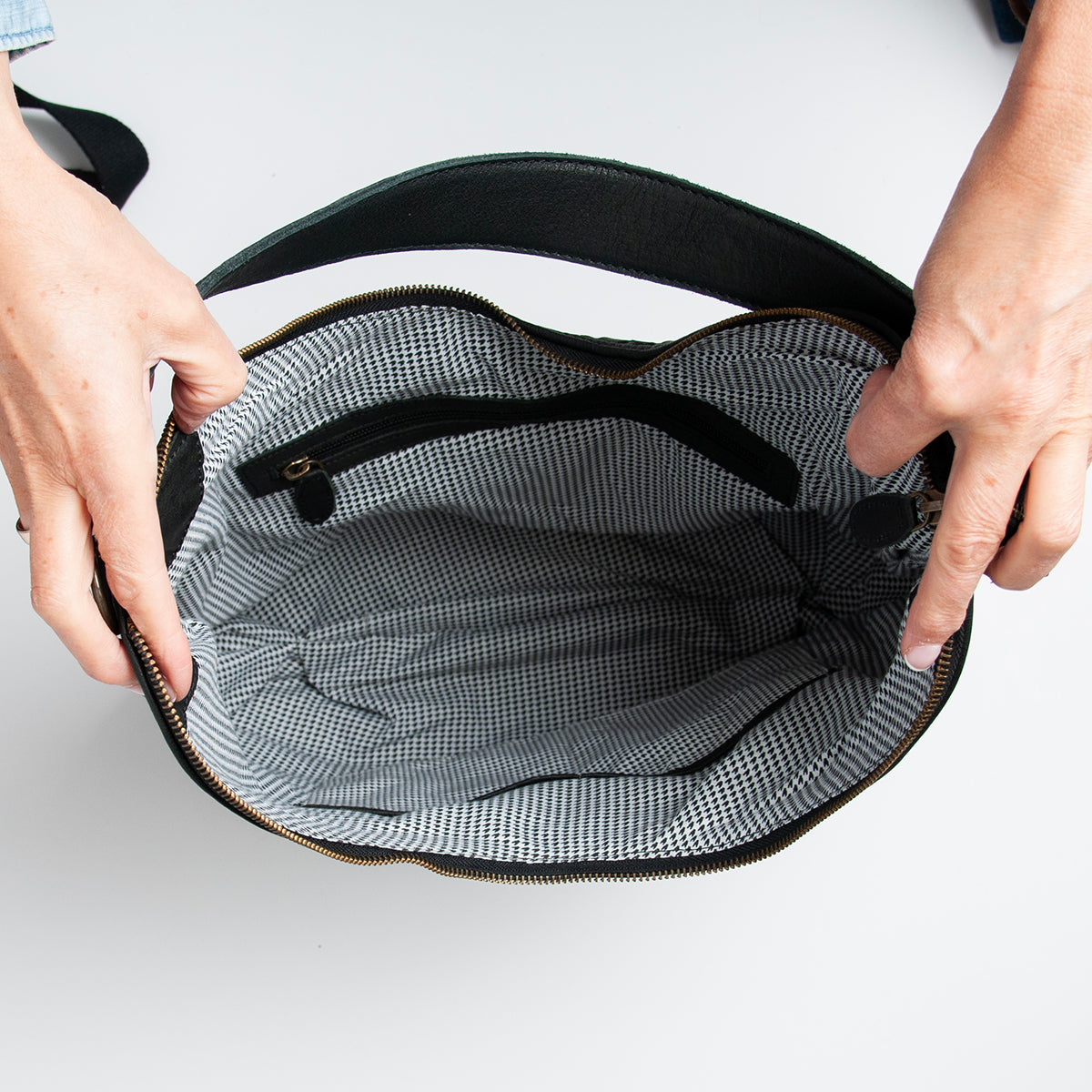 843601 Veske LOTUS stor flette bag i skinn med dobbel rem - svart