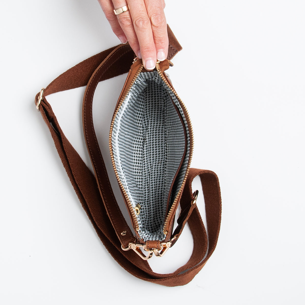 843511 Veske LIAN clutch i skinn med dobbel rem - brun