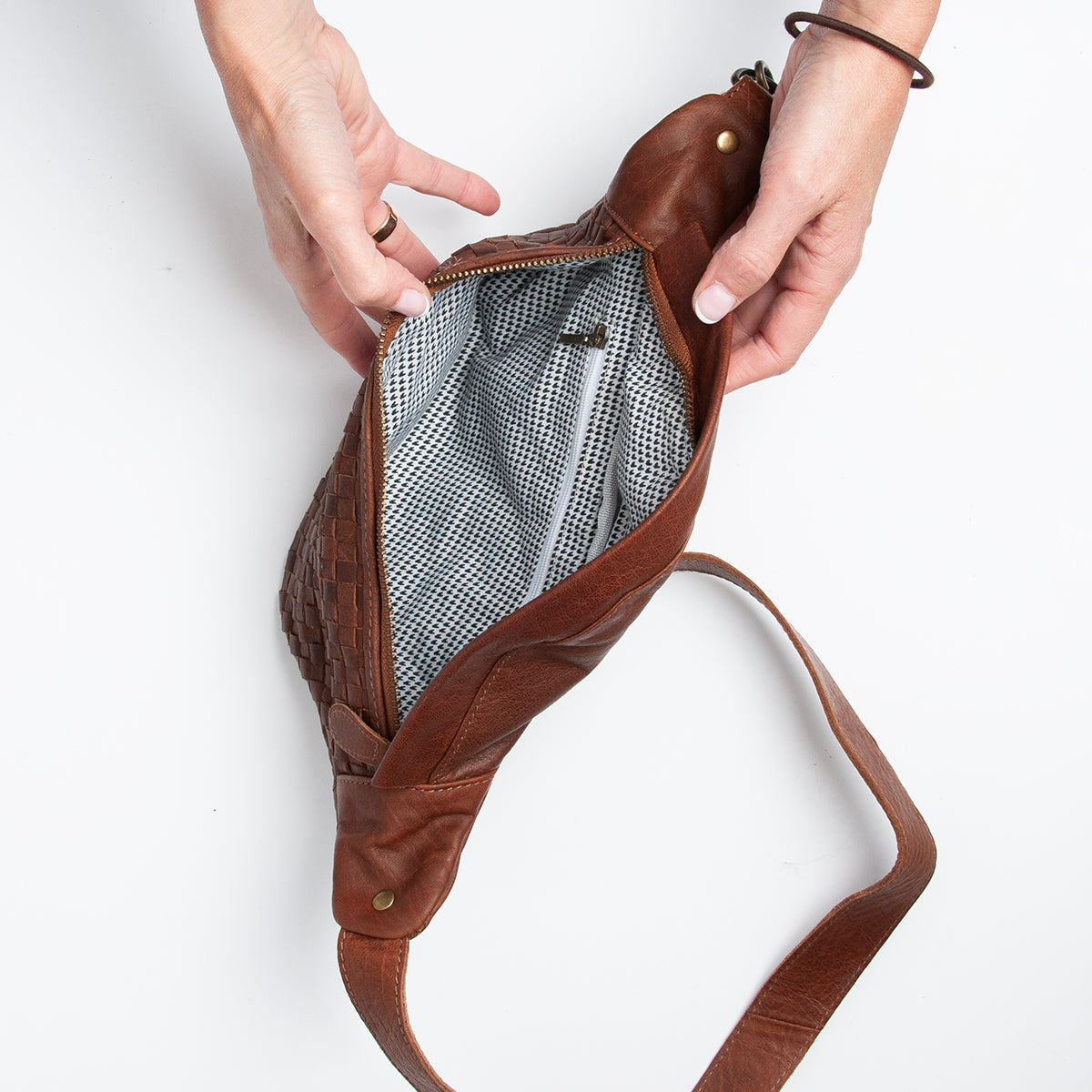 843711 Veske LUNA flette bumbag i skinn - brun