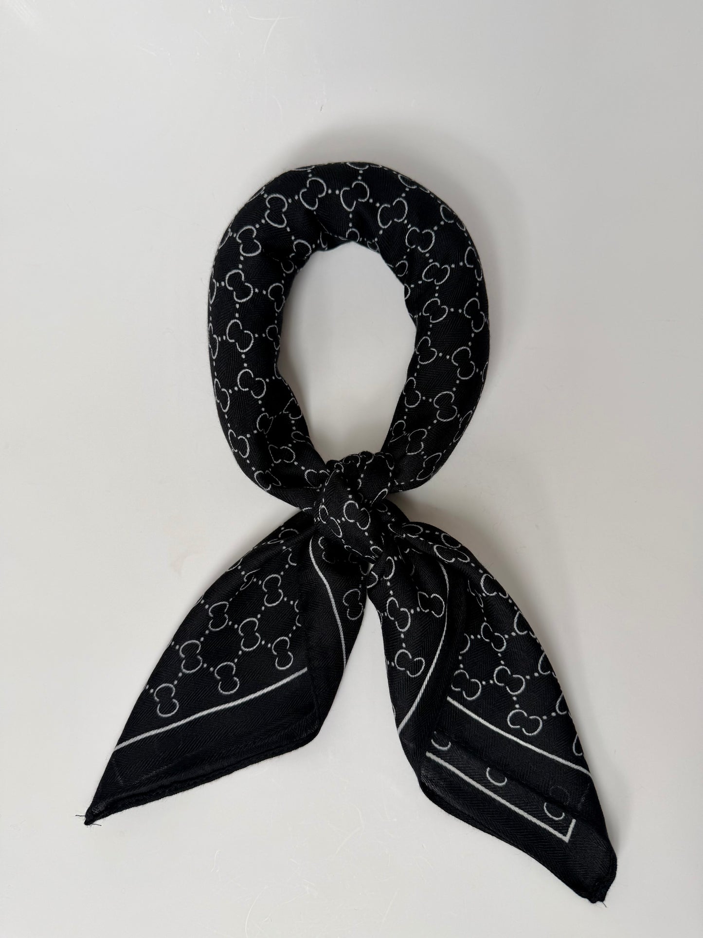 920001  Skjerf, Lite skjerf CC print matt struktur -svart