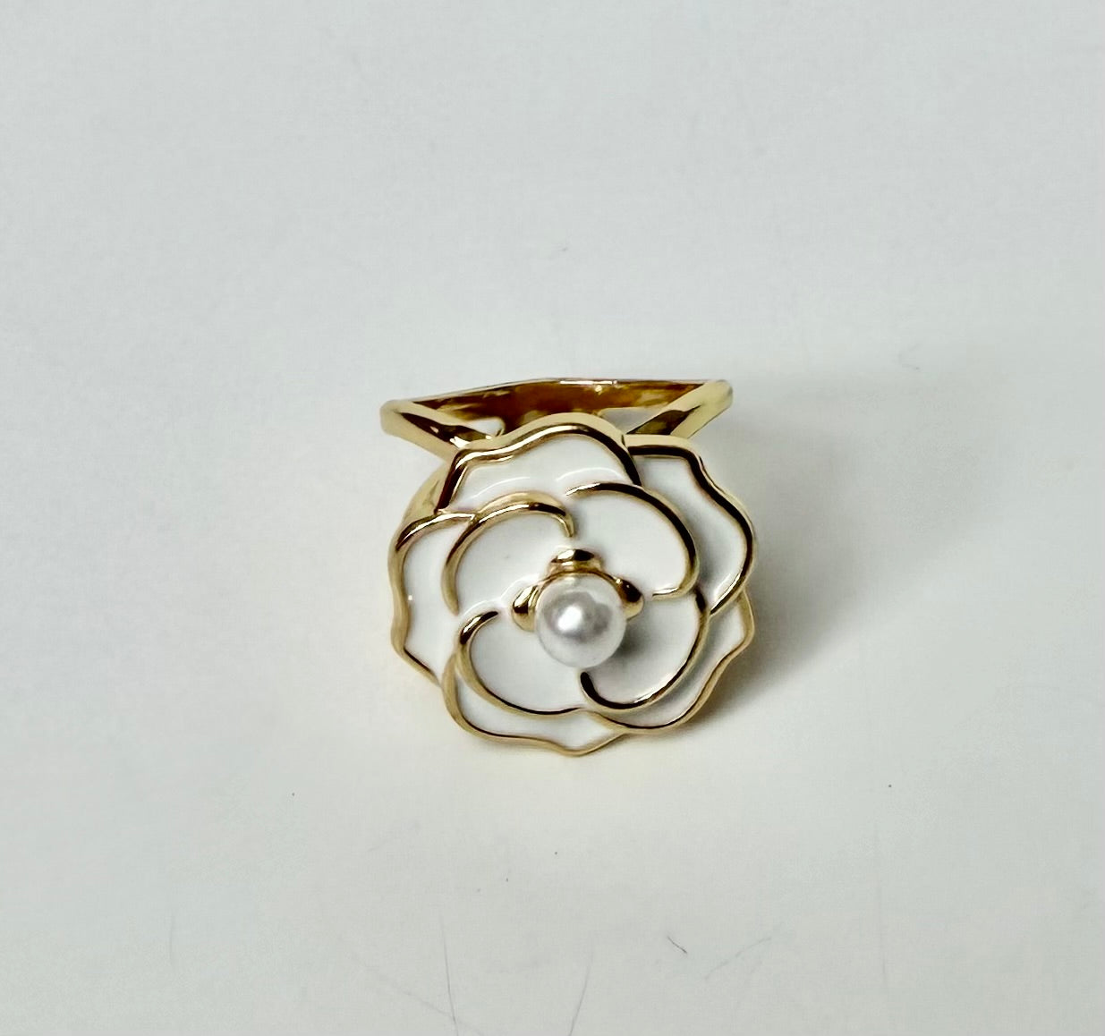 917102 Skjerf ring - Emaljeblomst skjerfring med perle - hvit/gull