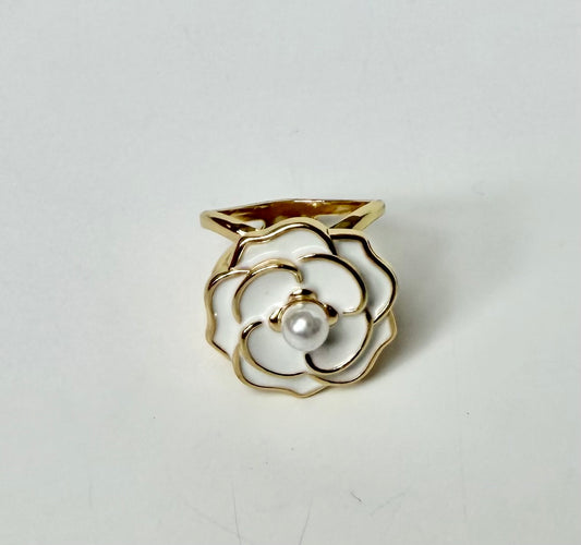 917102 Skjerf ring - Emaljeblomst skjerfring med perle - hvit/gull