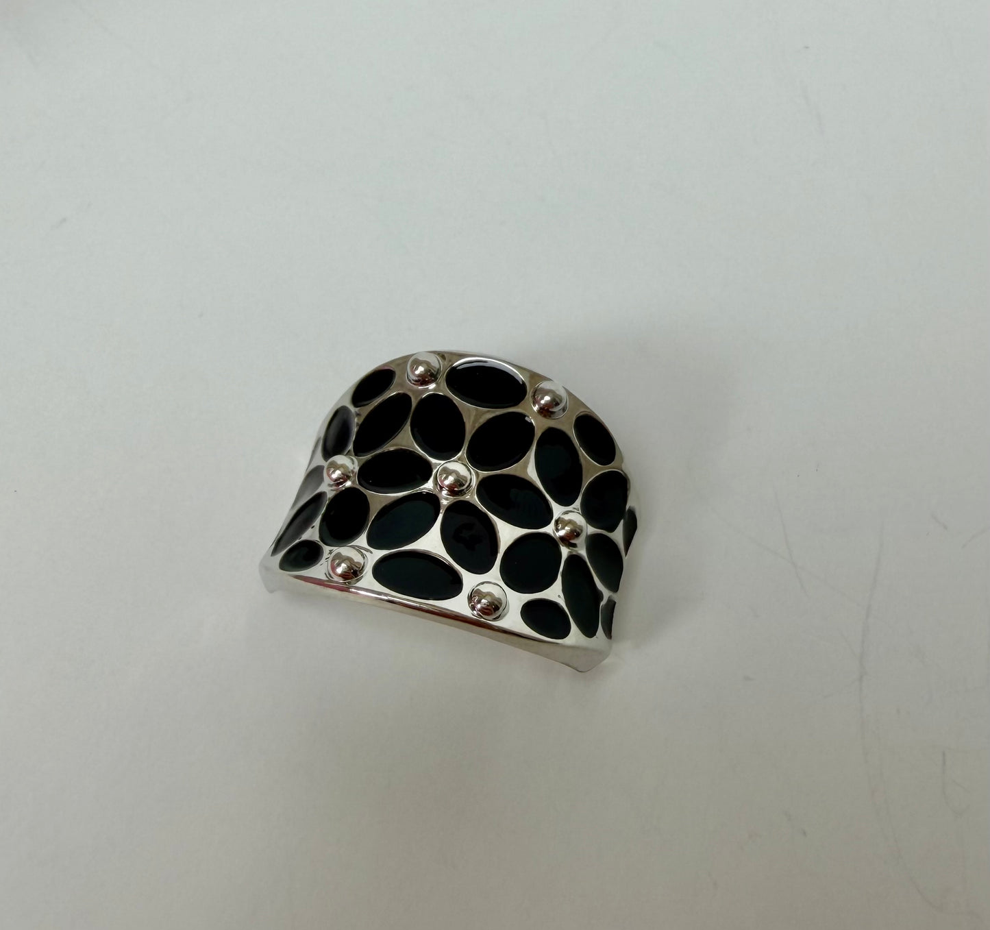 916686 Skjerf ring - Emaljeprintet skjerfring med blomster - sølv/svart