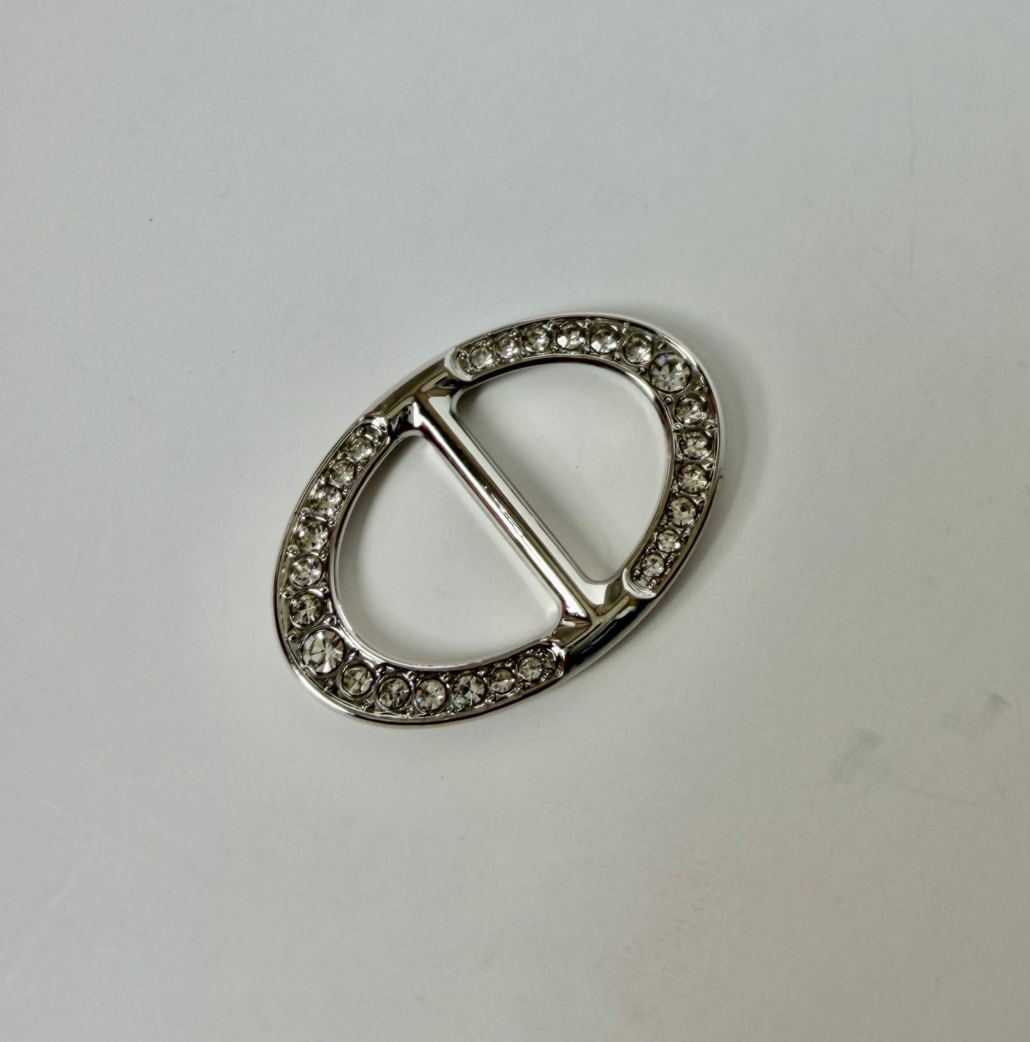 917486 Skjerf ring - Flat skjerfring oval med strass stener - sølv