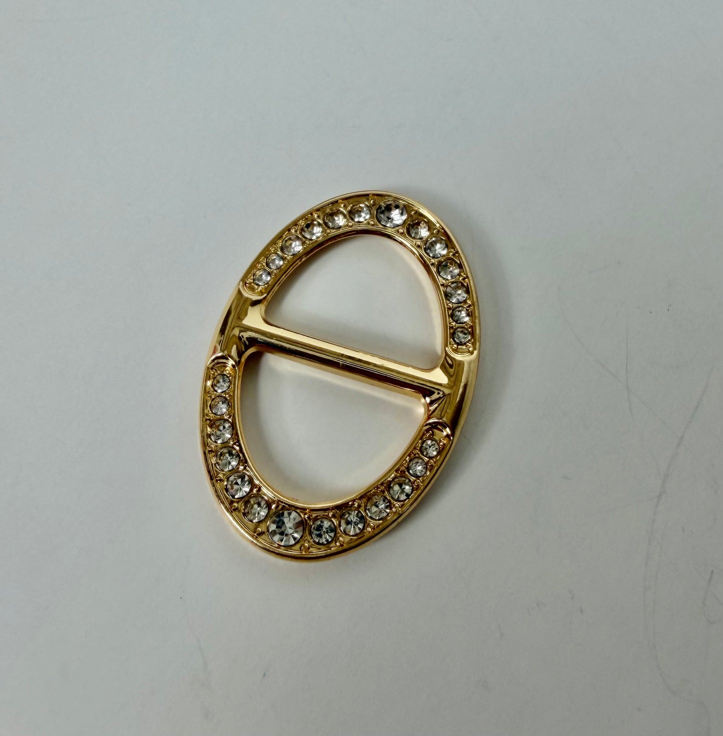 917462 Skjerf ring - Flat skjerfring oval med strass stener - gull
