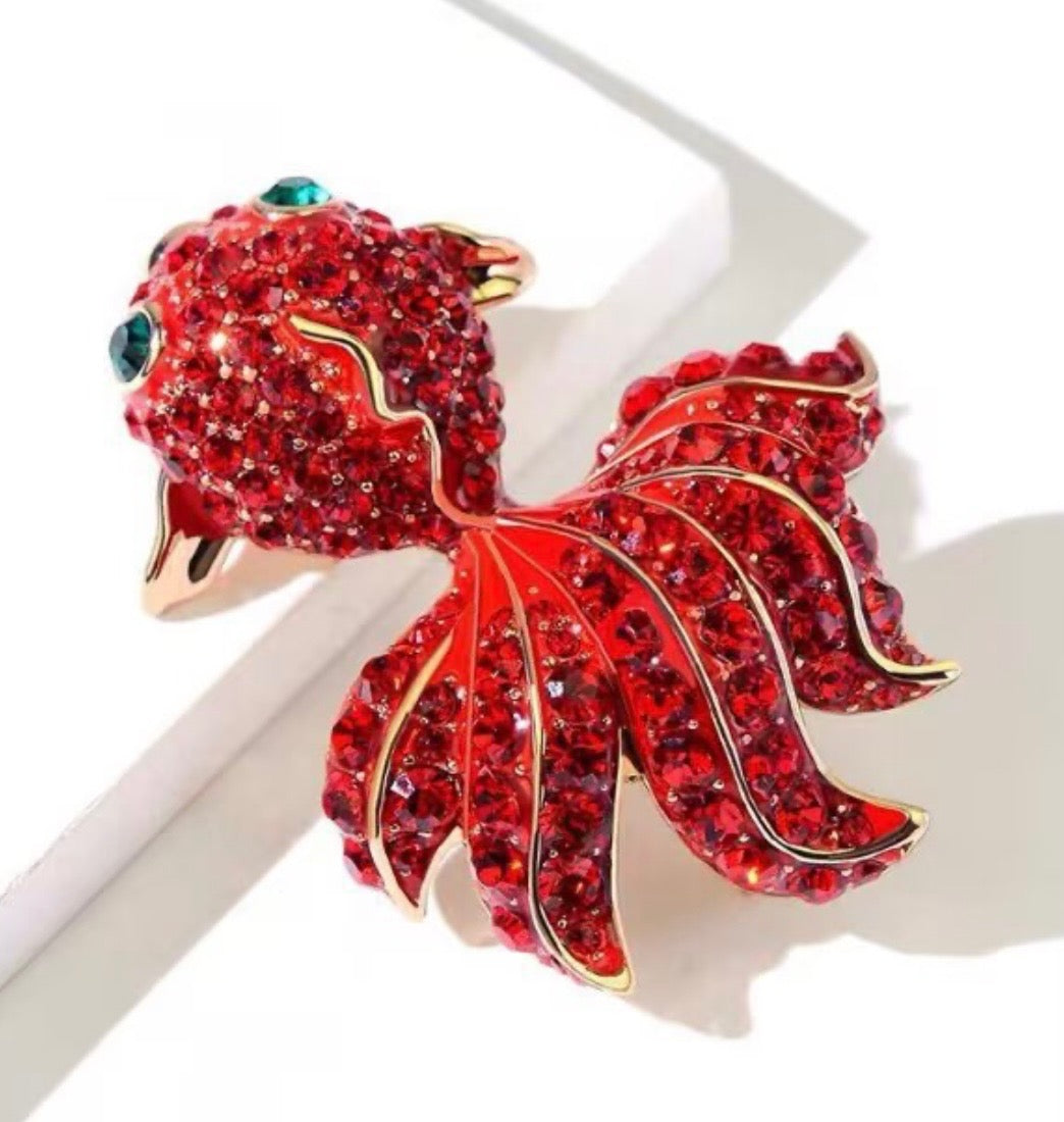 868223 Broche - Gullfisk med strass stener - rød